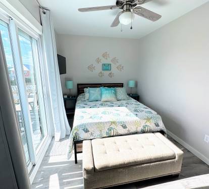 Top Floor Guest Bedroom-Queen Size Bed-Smart TV-Gulf of Mexico Water Views-Deck