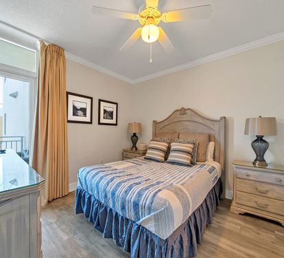Second bedroom with queen size bed