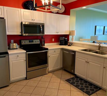 Kitchen with washer dryer