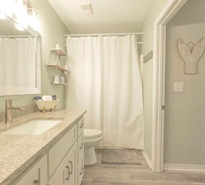 Bathroom with tub/shower