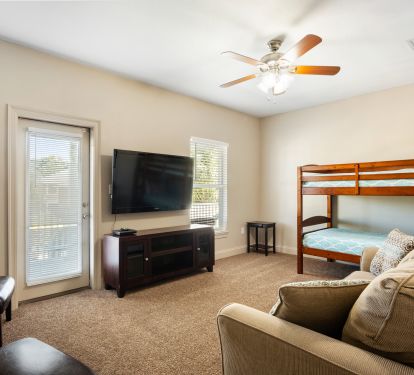 Additional living room with extra bunks to sleep 2