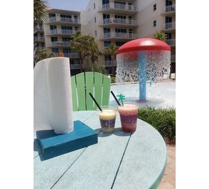Seasonal Fudpuckers snack bar located next to main pool