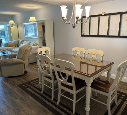 Dining room seats 6 comfortably