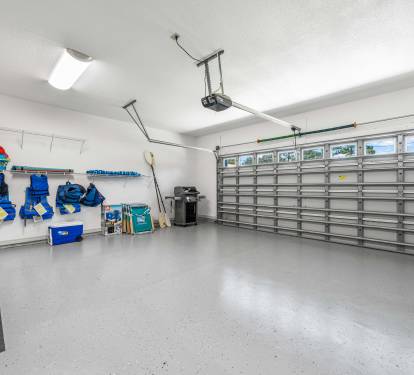 2 car garage to keep beach toys, sandy shoes, pull car in to get out of weather