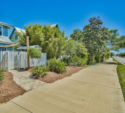 Short, less than 5 minute walk to Hutchinson St. Beach Access &amp; Destin Commons