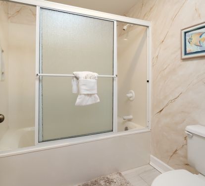 Primary Jetted Tub &amp; Loo