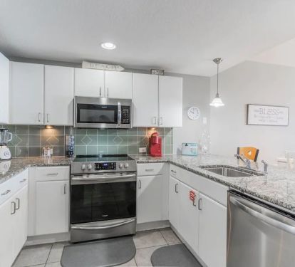 Fully equipped Kitchen with Air Fry Stove, Microwave, Dishwasher and Keurig
