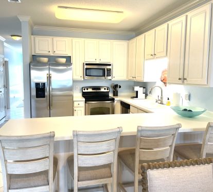 KITCHEN AND EAT-IN COUNTER BAR 