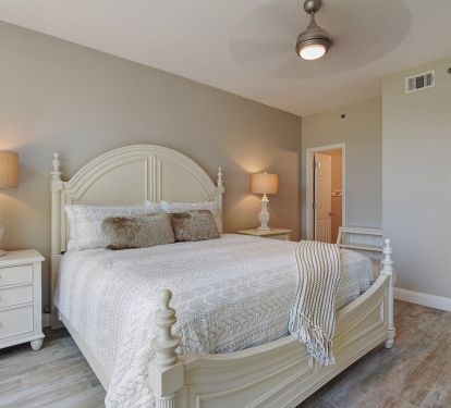 Master king bedroom with en suite.