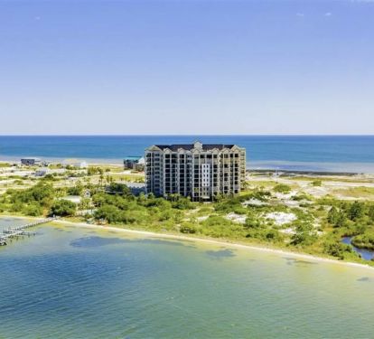 Nestled between the Gulf of Mexico and the Ole River you are surrounded by water!