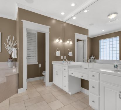 LARGE MASTER BATH WITH LARGE SHOWER AND JETTED TUB 