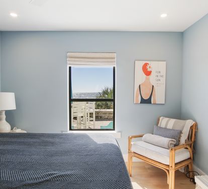 SE bedroom with king bed