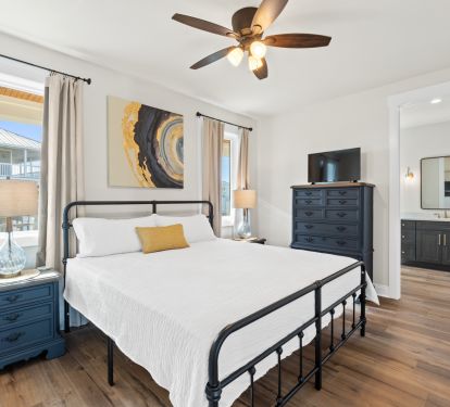 Spacious Middle Level Master w/ En Suite Full Bathroom