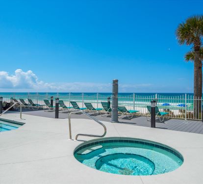 Hot Tub &amp; Pool overlooking the ocean
