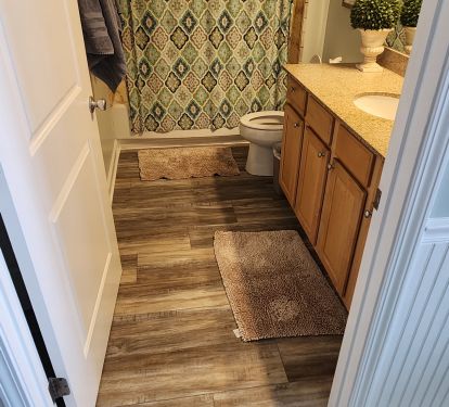 Middle Bathroom Main side, has direct entrance to Queen bedroom