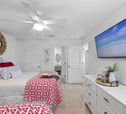 Guest bedroom with 50" streaming TV