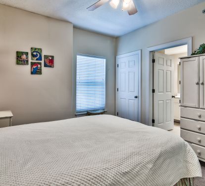 Guest room queen bed