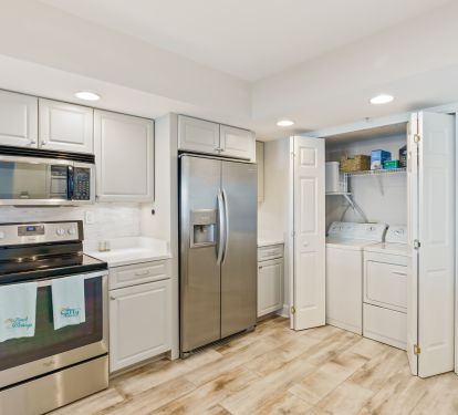 Fully-equipped kitchen and full size washer/dryer