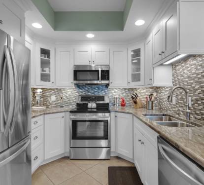 New kitchen with new cabinets, stainless appliances!