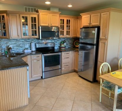 Fully equipped kitchen with blender, ice maker &amp; plenty of kitchen wares for you!