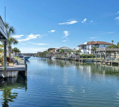 Yellowfin Boat House w/3 Boat Slips _2