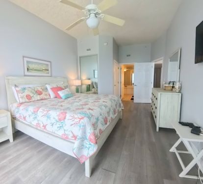 Master Bedroom (King Bed) with Balcony Access &amp; Gulf View