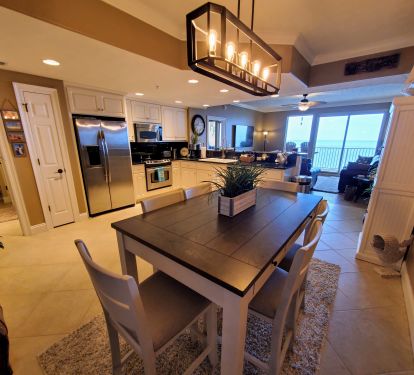 Large fully equipped kitchen &amp; dining area! 4 add'l stools at kitchen bar!