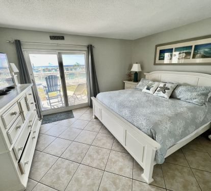 King Master Suite, walk-in closet, private bath (tub/shower) Ocean View!