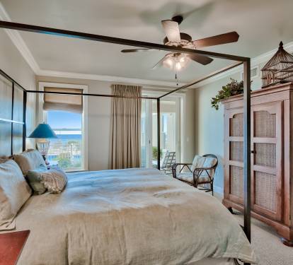 MASTER BEDROOM KINGSIZE BED
