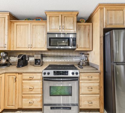 Keurig and full sized coffee maker, Kitchenaid mixer and crockpot available