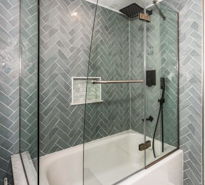 Second Bedroom Shower and Tub