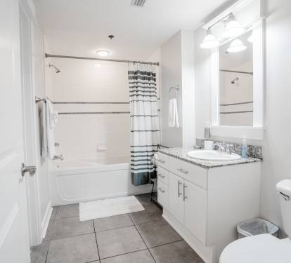 Guest bath with combo shower/tub