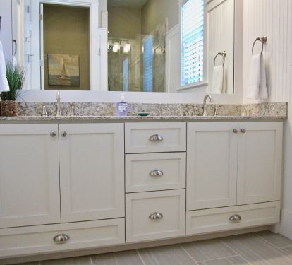 Private full Bathroom in the main floor King Bedroom Suite