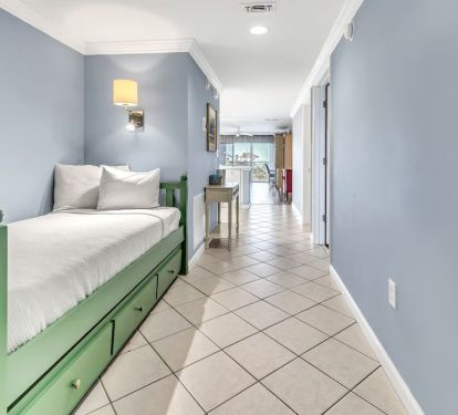 Bonus twin trundle bed entry nook (2 twin beds)