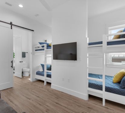 2 full sized bunkbeads (4 beds total) w/ bathroom, flatscreen TV &amp; seating area.