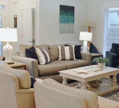 Open floor plan with plenty of seating for all our guests
