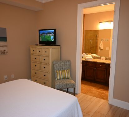 Queen Bedroom Has TV/DVR/DVD &amp; En Suite Bathroom With Travertine Walk-In Shower.