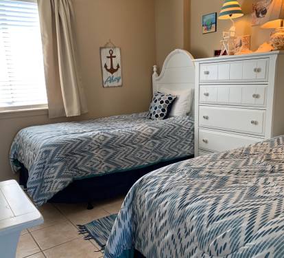 Twin beds in 2nd bedroom
