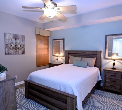 Middle bedroom Queen entrance into hall bathroom