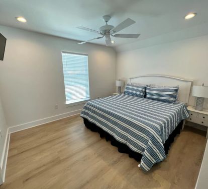 Bedroom 7 with King memory foam mattress