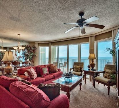 Tastefully decorated Living room
