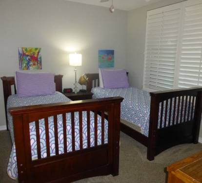 Twin Bedroom w/connecting bathroom &amp; 48 in Smart TV