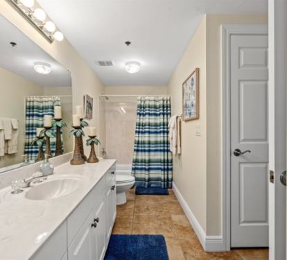 Guest Bathroom, with bedroom/hall access