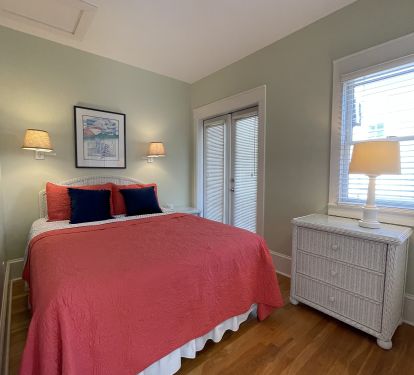 Queen bedroom with access to the balcony