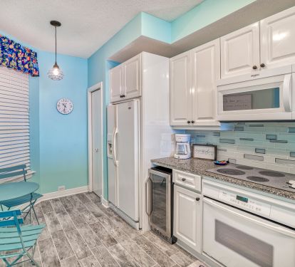 Dine In Kitchen w/Large Pantry &amp; Beverage Cooler