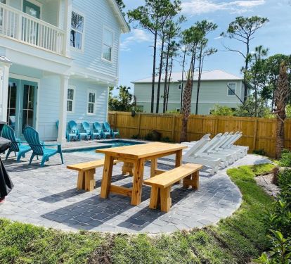 Outdoor dining by the pool side