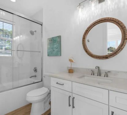 Driftwood-18 Bedroom 2 Bath. PIc 1. King with attached bath with quartz vanity and tub/shower combo.