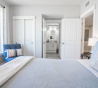 Guest Bedroom #2, Gulf views, Queen bed, Smart TV, guest bath entrance
