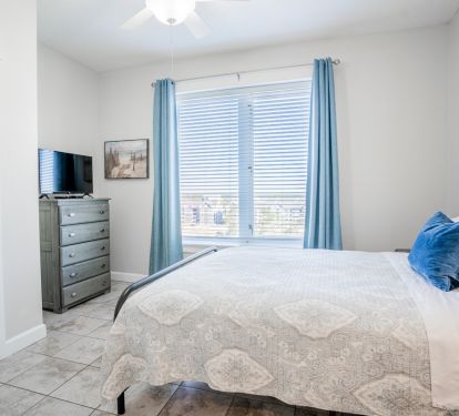 Guest Bedroom #3, Queen bed, Smart TV, Vanity/Desk