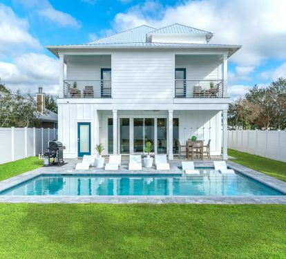 Ovation-4 Avoid the hassle of competing for poolside chairs at a community pool. Ovation boasts a private (seasonally heated) splash pool with a splash deck, ensuring your comfort and leisure.